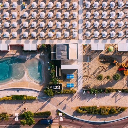Hotel International Direttamente Sulla Sabbia ミザーノ・アドリアーティコ エクステリア 写真