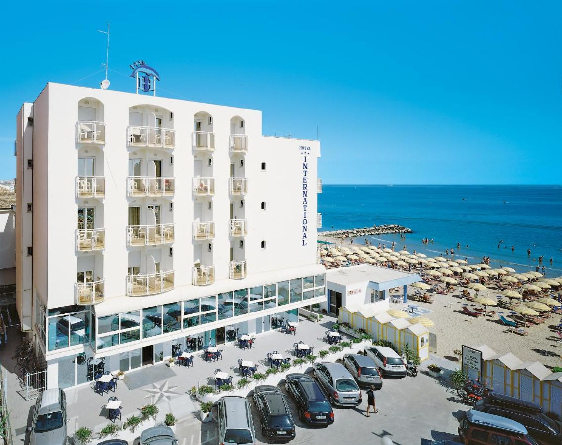 Hotel International Direttamente Sulla Sabbia ミザーノ・アドリアーティコ エクステリア 写真